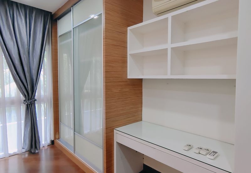 Beautiful 2.5 STOREY BUNGALOW ZERO LOT