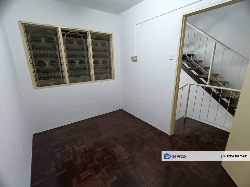 Taman Sri Sinar Landed House for Sales Tenanted, New Paint, New Tiles  2.5 Storey, Kuala Lumpur, Segambut