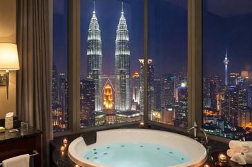 KLCC 5-Star Hotel Investment | Profit 20k'monthly | ROI 10%+ | Tallest KLCC Jaccuzi Condo