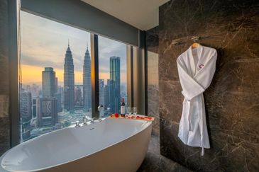 KLCC 5-Star Hotel Investment | Profit 20k'monthly | ROI 10%+ | Tallest KLCC Jaccuzi Condo