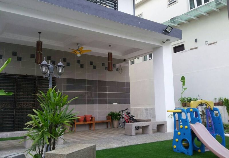 11 Rooms Spacious Bungalow, Guarded