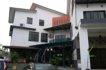 11 Rooms Spacious Bungalow, Guarded