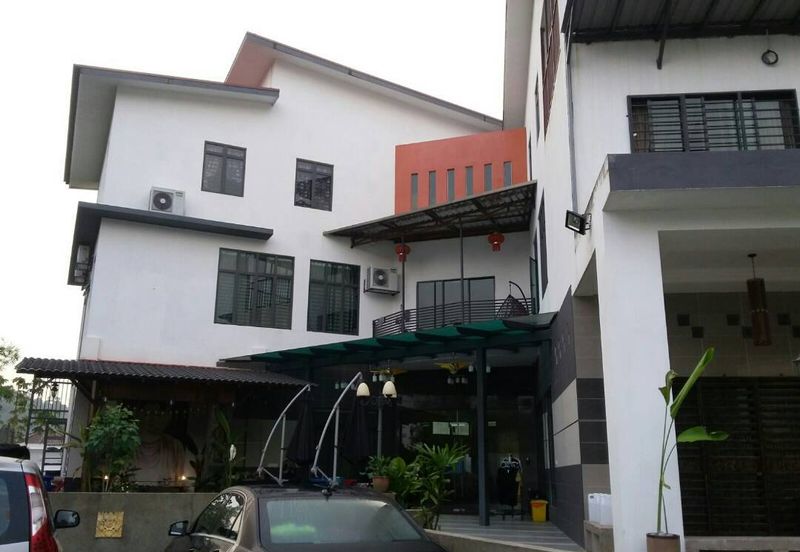 11 Rooms Spacious Bungalow, Guarded