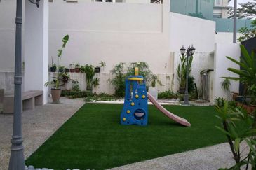 11 Rooms Spacious Bungalow, Guarded