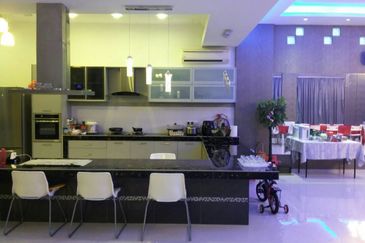 11 Rooms Spacious Bungalow, Guarded