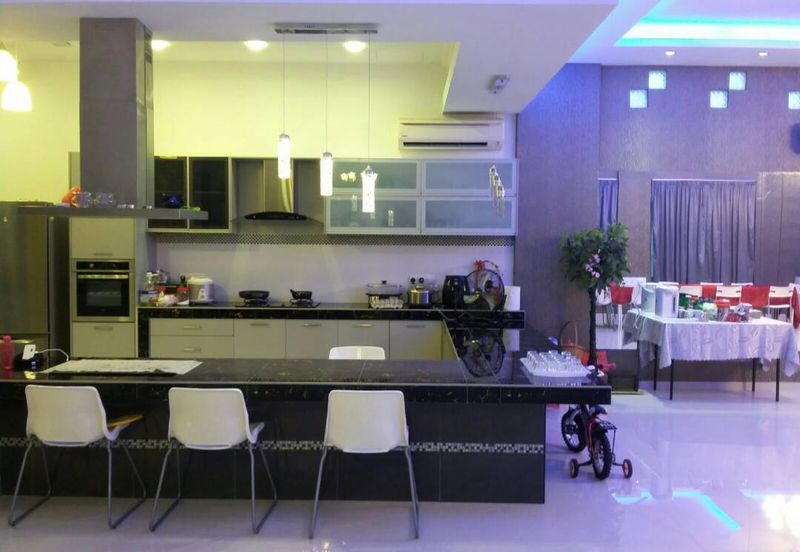 11 Rooms Spacious Bungalow, Guarded