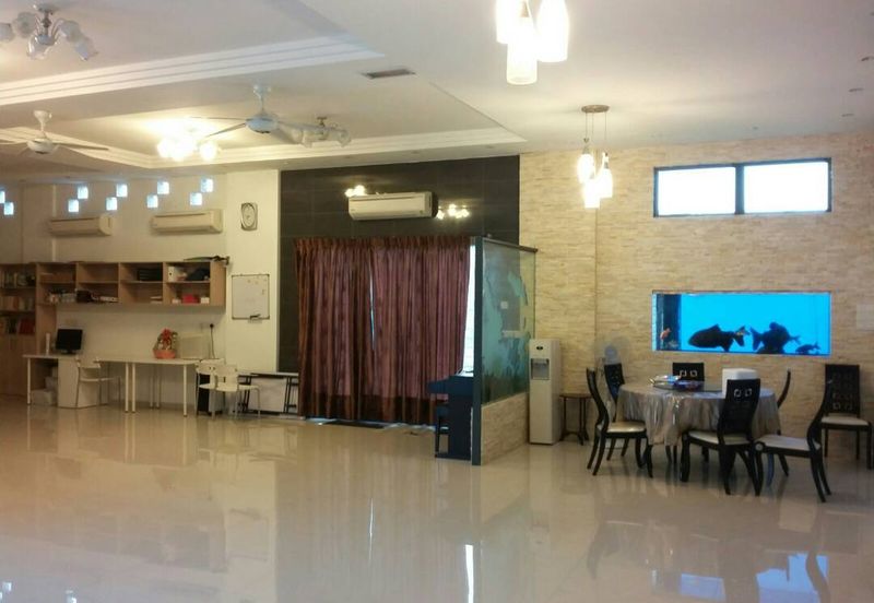 11 Rooms Spacious Bungalow, Guarded