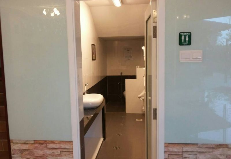 11 Rooms Spacious Bungalow, Guarded