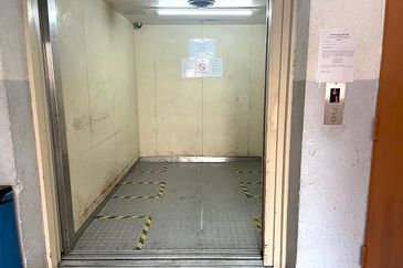 LIGHT INDUSTRIAL CUM COMMERCIAL BUILDING, PRIME SECTION 13 PETALING JAYA CLEAN NEAT UNIT