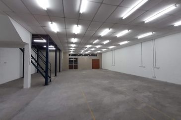 Batu 3 , sek u1, 1 1/2 storey link factory Glenmarie , 