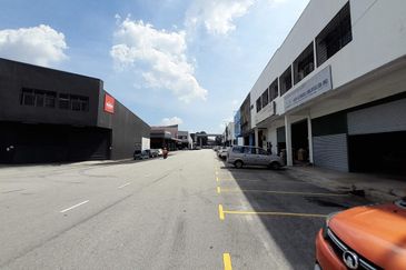 Batu 3 , sek u1, 1 1/2 storey link factory Glenmarie , 