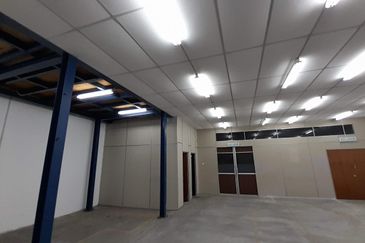 Batu 3 , sek u1, 1 1/2 storey link factory Glenmarie , 