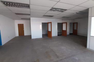 Batu 3 , sek u1, 1 1/2 storey link factory Glenmarie , 