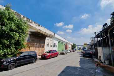 Batu 3 , sek u1, 1 1/2 storey link factory Glenmarie , 