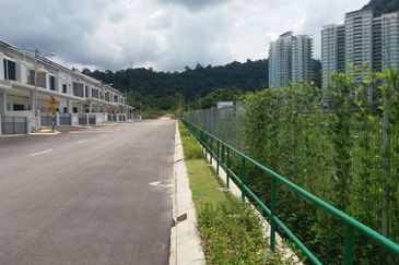 Double Storey, 4 Room 3 Bath @ Taman Sanctuary Garden, Ipoh