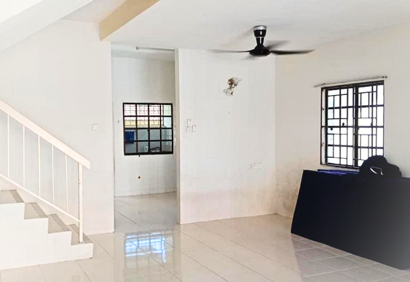 Double Storey Endlot Freehold Spacious 22' x 75', Excellent Location