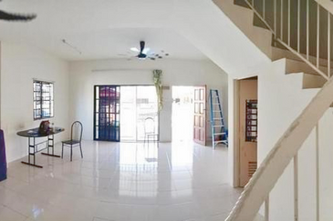 Double Storey Endlot Freehold Spacious 22' x 75', Excellent Location