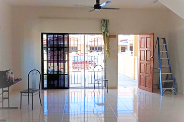 Double Storey Endlot Freehold Spacious 22' x 75', Excellent Location