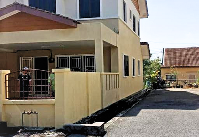 Double Storey Endlot Freehold Spacious 22' x 75', Excellent Location