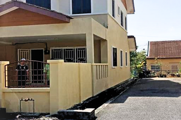 Double Storey Endlot Freehold Spacious 22' x 75', Excellent Location