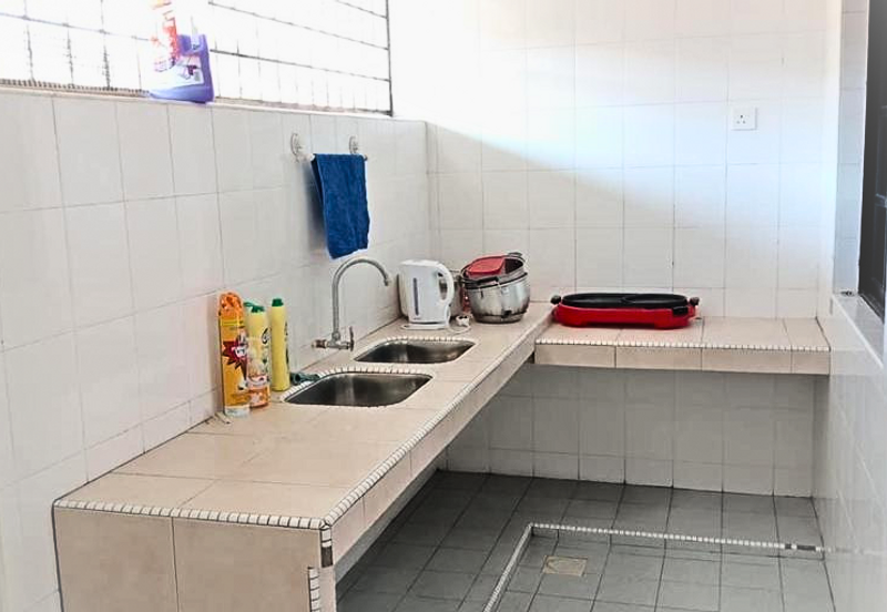 Double Storey Endlot Freehold Spacious 22' x 75', Excellent Location