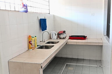 Double Storey Endlot Freehold Spacious 22' x 75', Excellent Location