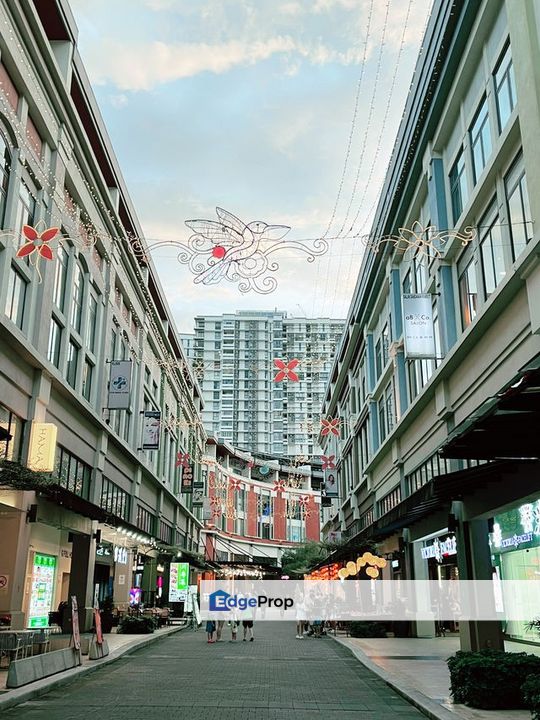 Prime Shop Lot gather with a big crowds and foot traffic, Kuala Lumpur, Desa Parkcity