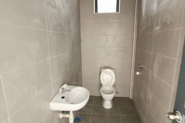 West Port, Pulau Indah