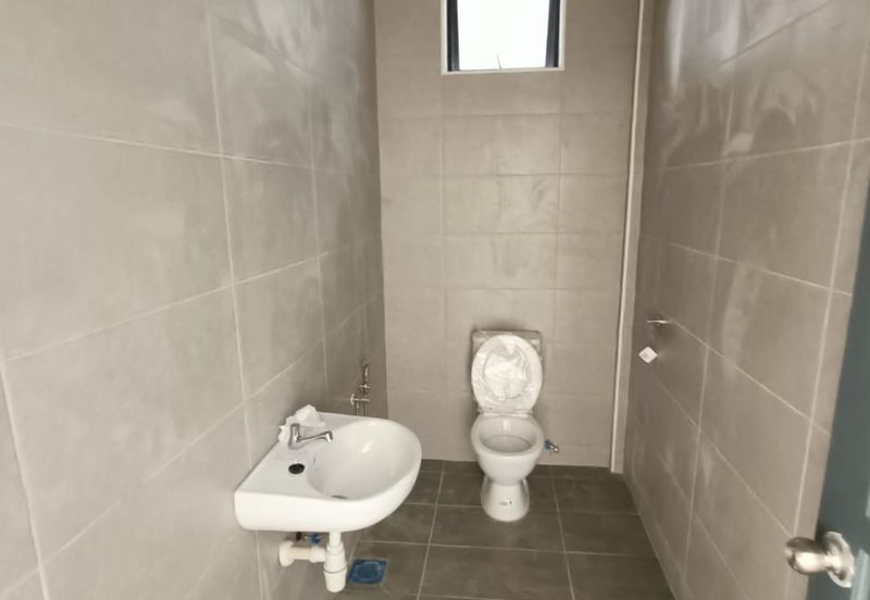 West Port, Pulau Indah