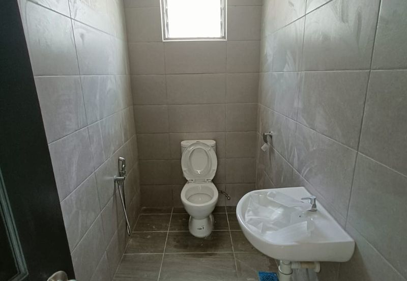 West Port, Pulau Indah