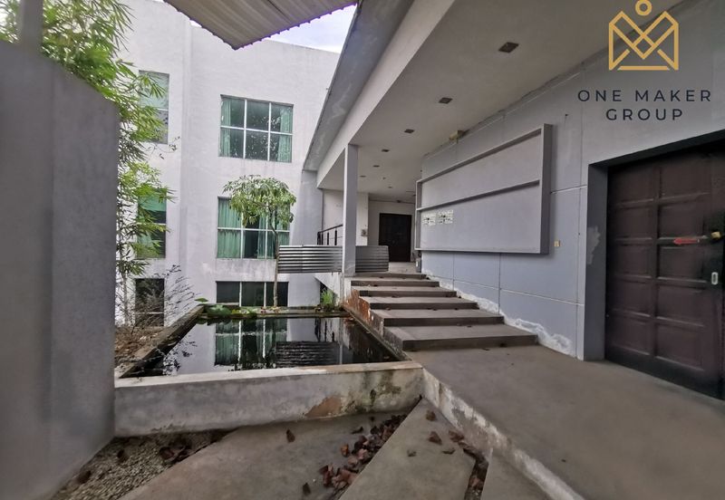 Gelang Patah Warehouse with 10 units Crane and 3 sty Office Building