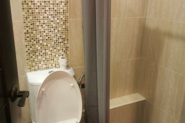 CONDOMINIUM GOLDEN COAST (PANTAI MAS)