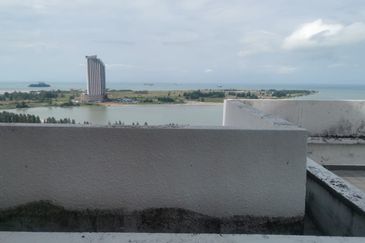 CONDOMINIUM GOLDEN COAST (PANTAI MAS)