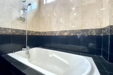 Kiara Peak (Puncak Kiara)