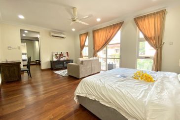 Kiara Peak (Puncak Kiara)