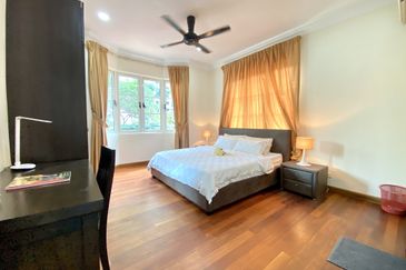 Kiara Peak (Puncak Kiara)