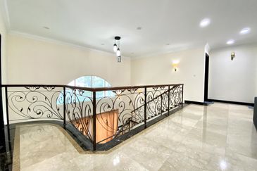 Kiara Peak (Puncak Kiara)