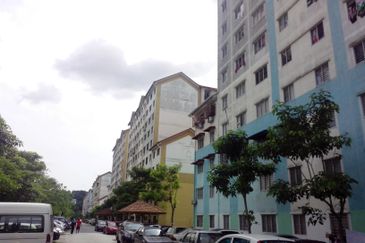 [ Sell Cheap, Good Investment Rental up to RM800-RM950 ] Pangsapuri Enggang with lift, Bandar Kinrara, Bukit Jalil near Pavillion, Taman Puncak Jalil