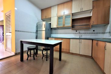 20x70sf, Nice Renovated, Kitchen fully extended, Gated Guarded