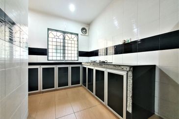 20x70sf, Nice Renovated, Kitchen fully extended, Gated Guarded