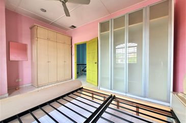 20x70sf, Nice Renovated, Kitchen fully extended, Gated Guarded