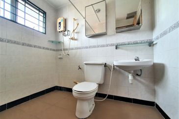 20x70sf, Nice Renovated, Kitchen fully extended, Gated Guarded