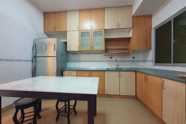 20x70sf, Nice Renovated, Kitchen fully extended, Gated Guarded