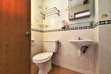 20x70sf, Nice Renovated, Kitchen fully extended, Gated Guarded