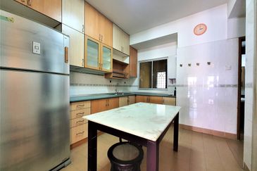 20x70sf, Nice Renovated, Kitchen fully extended, Gated Guarded