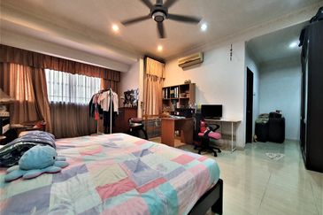 Double Storey CORNER LOT (50x75 sqft ), Nice Renovated 