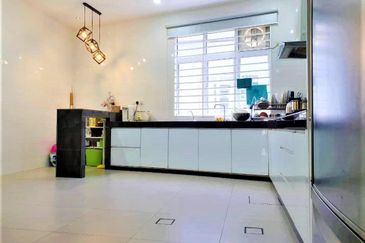 Damai Residence, Double Storey END LOT 27x70sqft (With 5 feet land), NICE RENOVATED, Gated Guarded