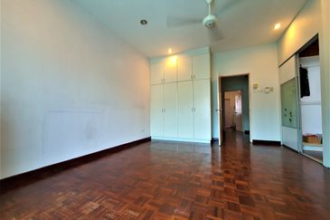 22x75 Renovated Extended Freehold Anggerik Eria