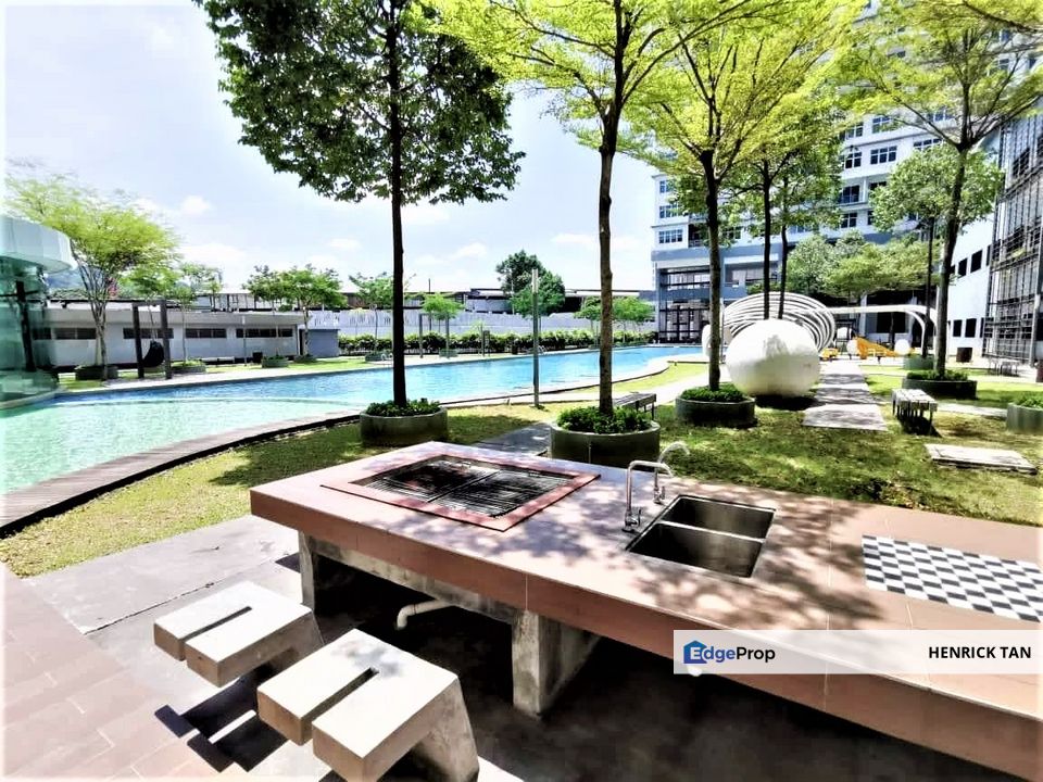 Walking distance to LRT and Condo Facilities, Facing Swimming Pool, Selangor, Puchong