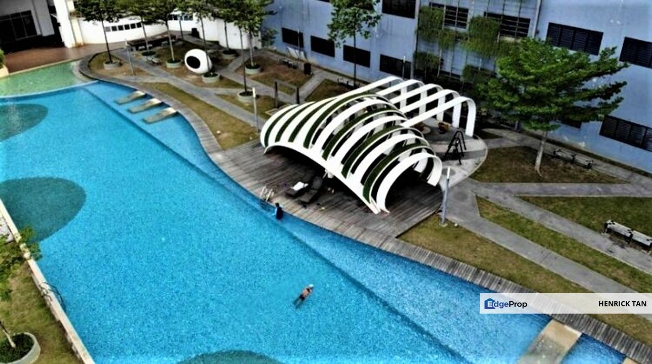 Walking distance to LRT and Condo Facilities, Facing Swimming Pool, Selangor, Puchong
